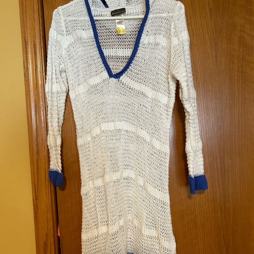 Tommy Bahama large coverup with hood white with blue trim on hood